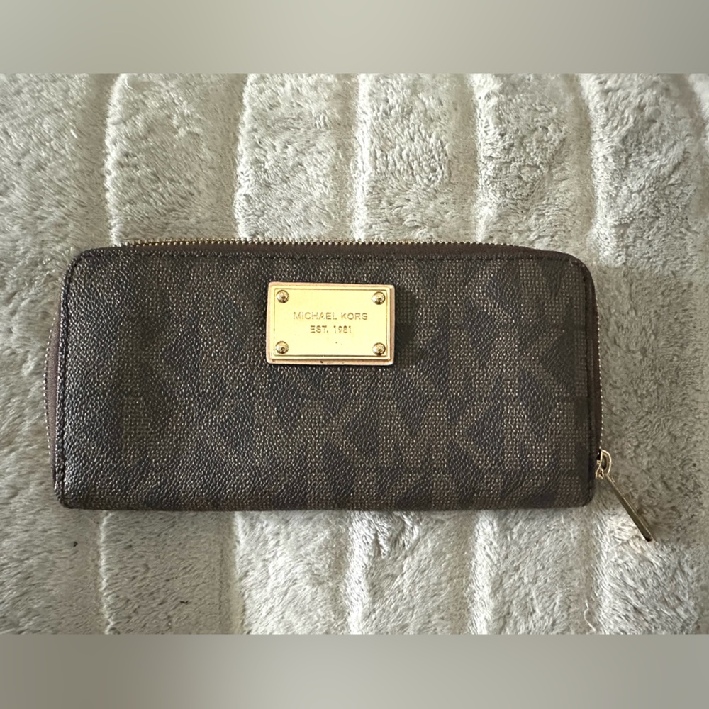 Michael Kors Zippered Wallet